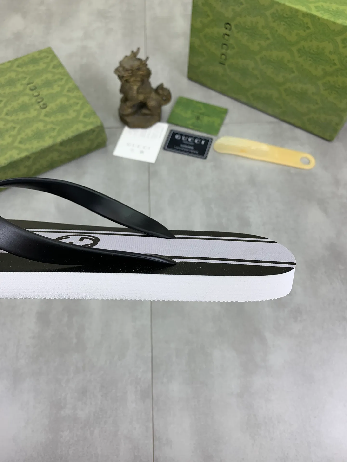 Men's men's shoes 💰P220💰【New style】🆘【GUCCI】Official website's popular Gucci adult couple 🧑‍🤝‍🧑 style, children's flip-flops are on sale at the counter simultaneously! Original fabric imported from Italy. Original bottom provided by the original factory. Size: Adult 36-45. Children’s size: 30-37. Multiple colors available.
